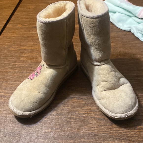 UGG Classic Short w cute design! Size 6 - Picture 5 of 11